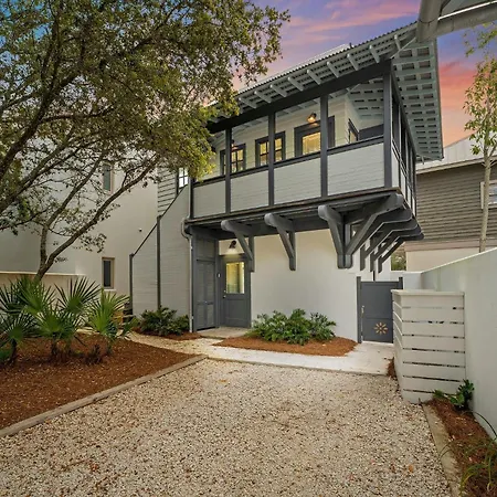 Julia'S Carriage House Villa